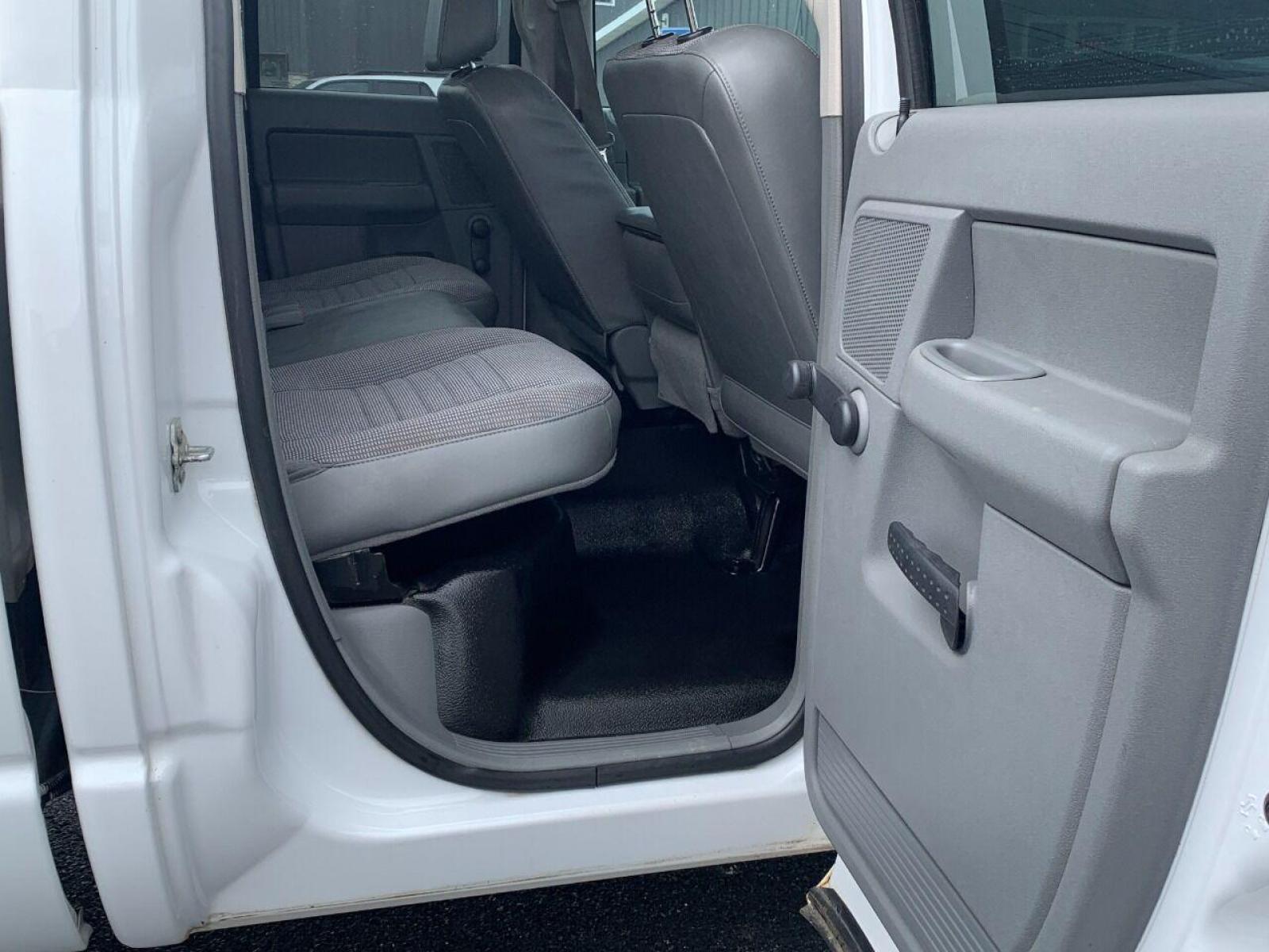 2008 White Dodge Ram Pickup 1500 (1D7HU18N78J) with an 4.7L V8 4.7L V8 engine, located at 4845 Woodbury Pike, Roaring Springs, PA, (814) 317-5008, (814) 317-5008, 40.250935, -78.366959 - Photo #10