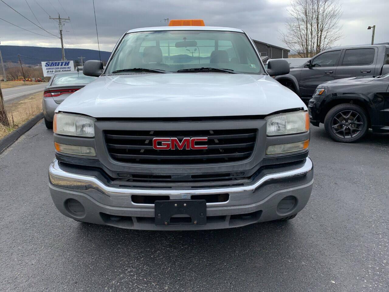 photo of 2005 GMC Sierra 2500HD Base 2dr Standard Cab Rwd LB