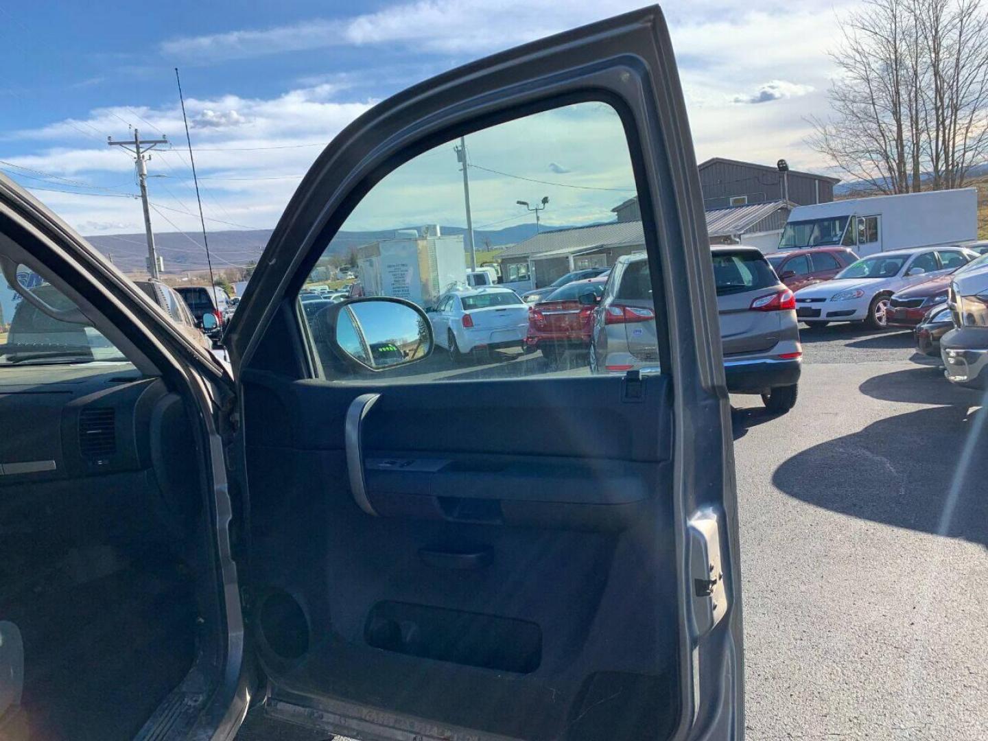2007 Pewter Chevrolet Silverado 1500 (2GCEK13MX71) with an 5.3L V8 5.3L V8 engine, located at 4845 Woodbury Pike, Roaring Springs, PA, (814) 317-5008, (814) 317-5008, 40.250935, -78.366959 - 2008 Chevy Silverado, 4x4, 5.3 L, V8, 143k, Z 71 off-road package and more. Truck runs good! Frame is solid. Needs bed sides and rockers. To see a full list of this vehicles options visit smithfamilycarstore.com. If interested, please call 814-317-5008 or 814-497-4383. - Photo#9
