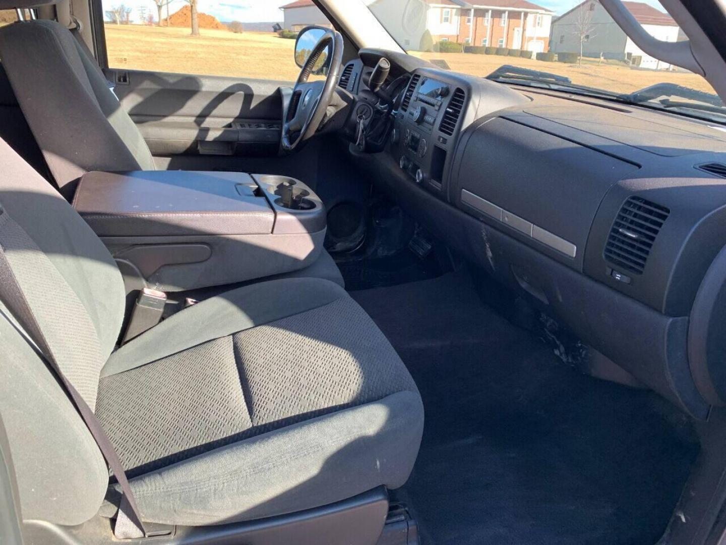 2007 Pewter Chevrolet Silverado 1500 (2GCEK13MX71) with an 5.3L V8 5.3L V8 engine, located at 4845 Woodbury Pike, Roaring Springs, PA, (814) 317-5008, (814) 317-5008, 40.250935, -78.366959 - 2008 Chevy Silverado, 4x4, 5.3 L, V8, 143k, Z 71 off-road package and more. Truck runs good! Frame is solid. Needs bed sides and rockers. To see a full list of this vehicles options visit smithfamilycarstore.com. If interested, please call 814-317-5008 or 814-497-4383. - Photo#10
