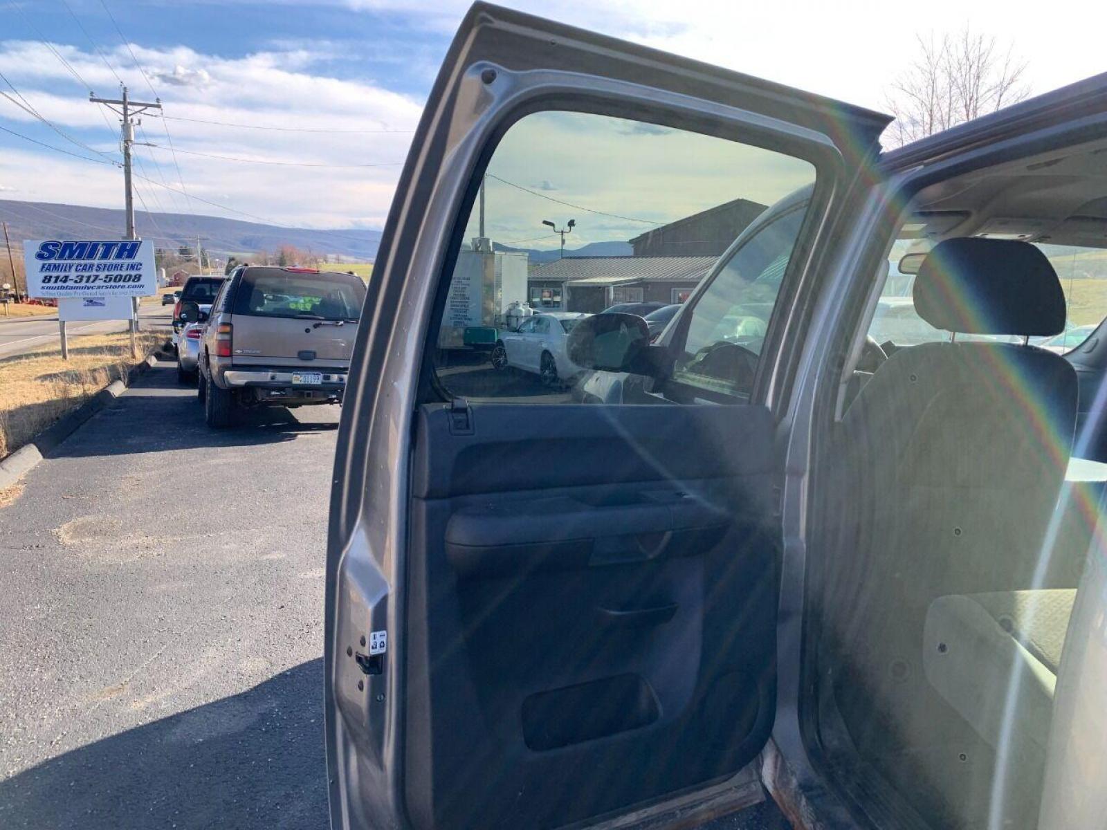 2007 Pewter Chevrolet Silverado 1500 (2GCEK13MX71) with an 5.3L V8 5.3L V8 engine, located at 4845 Woodbury Pike, Roaring Springs, PA, (814) 317-5008, (814) 317-5008, 40.250935, -78.366959 - Photo #5