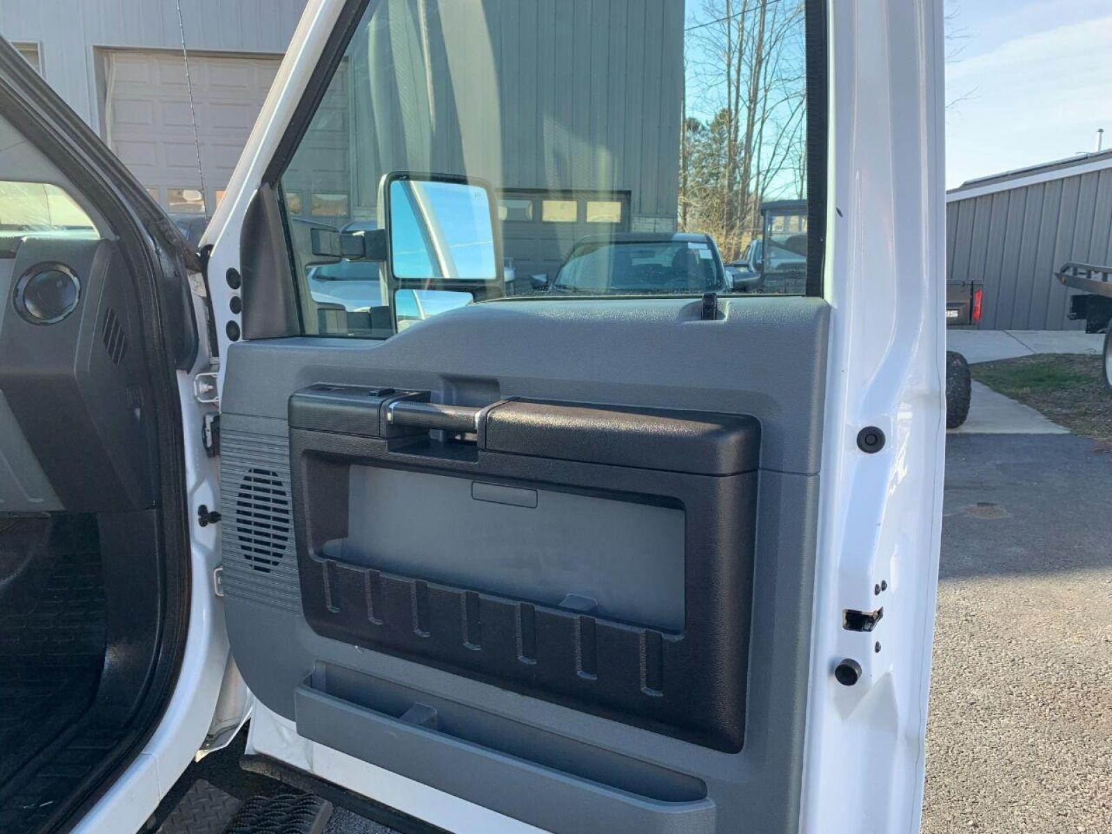 2015 White Ford F-350 Super Duty (1FT7X3B63FE) with an 6.2L V8 6.2L V8 engine, located at 4845 Woodbury Pike, Roaring Springs, PA, (814) 317-5008, (814) 317-5008, 40.250935, -78.366959 - Photo #7