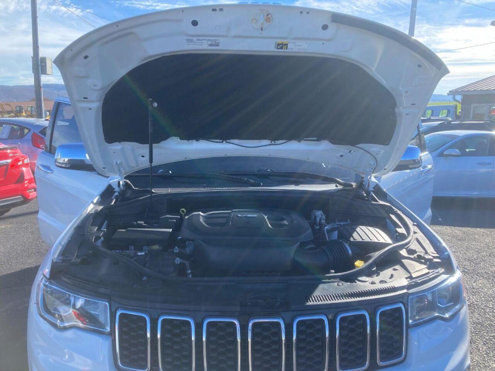 2018 White Jeep Grand Cherokee (1C4RJFBG4JC) with an 3.6L V6 3.6L V6 engine, located at 4845 Woodbury Pike, Roaring Springs, PA, (814) 317-5008, (814) 317-5008, 40.250935, -78.366959 - Photo #12