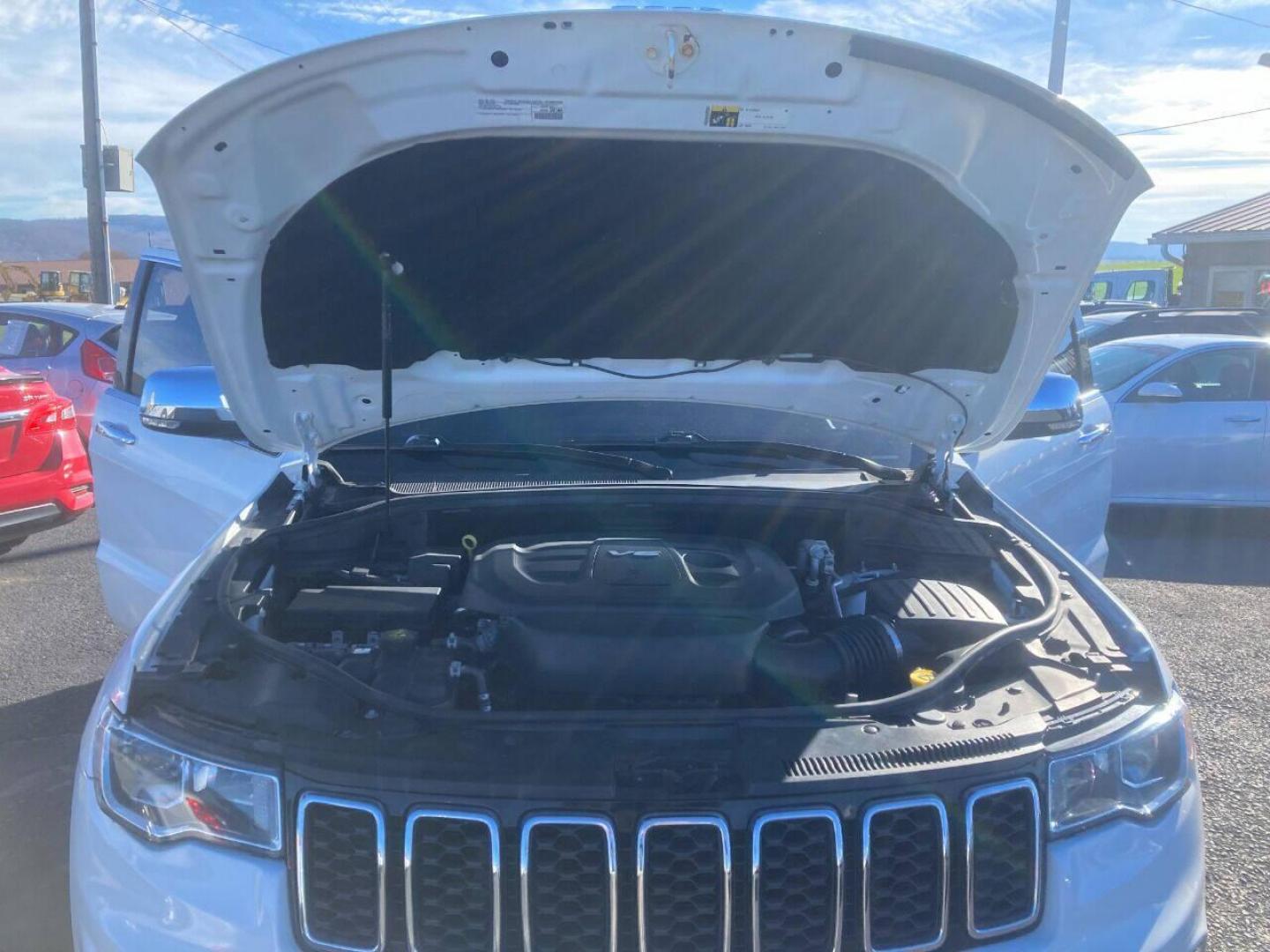 2018 White Jeep Grand Cherokee (1C4RJFBG4JC) with an 3.6L V6 3.6L V6 engine, located at 4845 Woodbury Pike, Roaring Springs, PA, (814) 317-5008, (814) 317-5008, 40.250935, -78.366959 - 2018 Jeep Grand Cherokee, 4x4, V6, automatic, power windows/locks, air conditioning, Navigation, rear back up camera, heated seats, new tires, new inspection and more. Super clean! Will come with a warranty with the option to upgrade. If interested, please call 814-317-5008 or 814-497-4383. Th - Photo#12