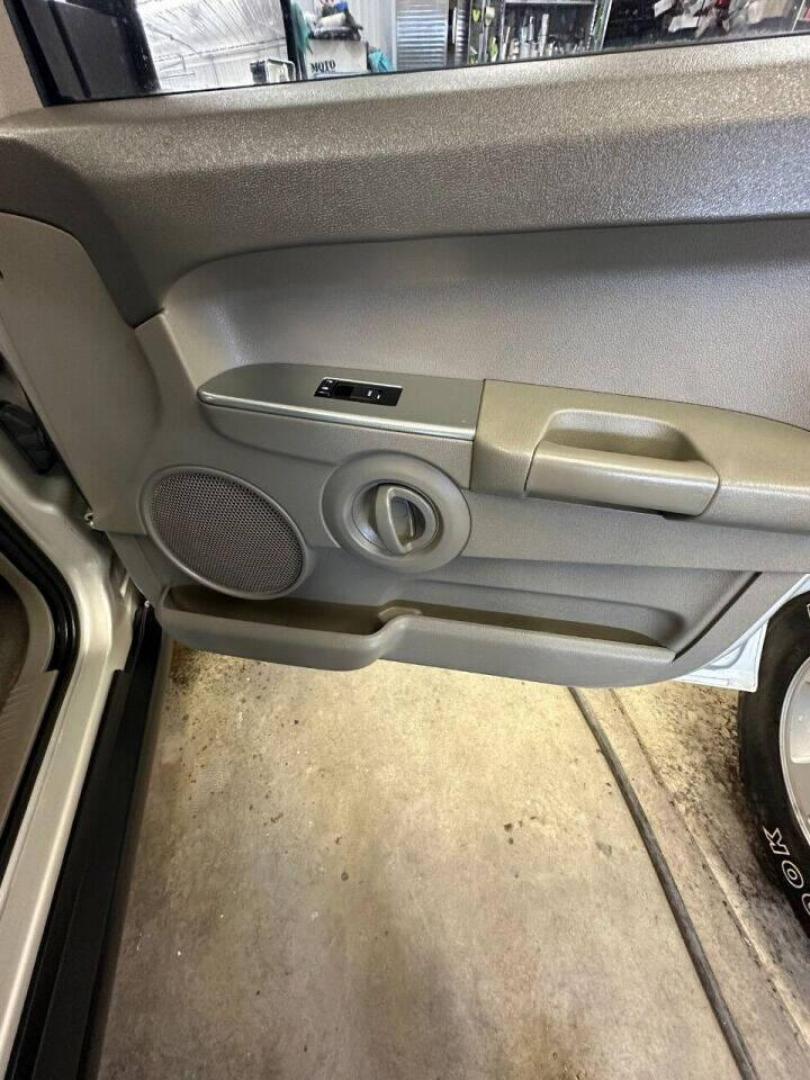 2007 Silver Jeep Commander (1J8HG48P57C) with an 4.7L V8 4.7L V8 engine, located at 4845 Woodbury Pike, Roaring Springs, PA, (814) 317-5008, (814) 317-5008, 40.250935, -78.366959 - 2007 Jeep commander, automatic, 4x4, 4.7L, V8, 3rd row, power windows/locks, cruise/tilt wheel, air conditioning, roof, tow hitch, CD , tires 3/4 tread. Will come with warranty with the option to upgrade. Vehicle is Rust Free! If interested, please call 814-317-5008 or 814-497-4383. - Photo#9