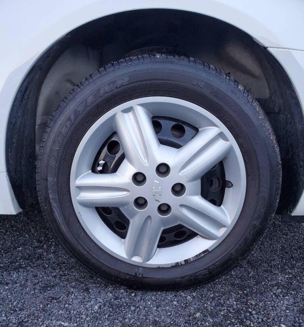 2015 White Chevrolet Impala Limited (2G1WD5E37F1) with an 3.6L V6 3.6L V6 engine, located at 4845 Woodbury Pike, Roaring Springs, PA, (814) 317-5008, (814) 317-5008, 40.250935, -78.366959 - 2015 Chevrolet Impala Limited automatic, 164k, FWD, power windows/locks, cruise/tilt wheel, air conditioning, new inspection. Flex fuel! Southern vehicle from Virginia. Well maintained! Clean! Will come with a 3 month/4500-mile power train warranty with the option to upgrade. To see a full list of t - Photo#5