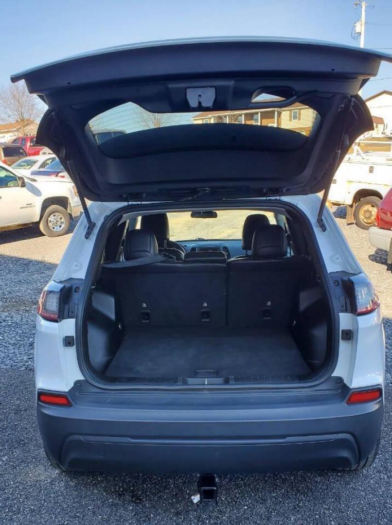 2019 White Jeep Cherokee (1C4PJMLB7KD) with an 2.4L I4 2.4L I4 engine, located at 4845 Woodbury Pike, Roaring Springs, PA, (814) 317-5008, (814) 317-5008, 40.250935, -78.366959 - Photo#3