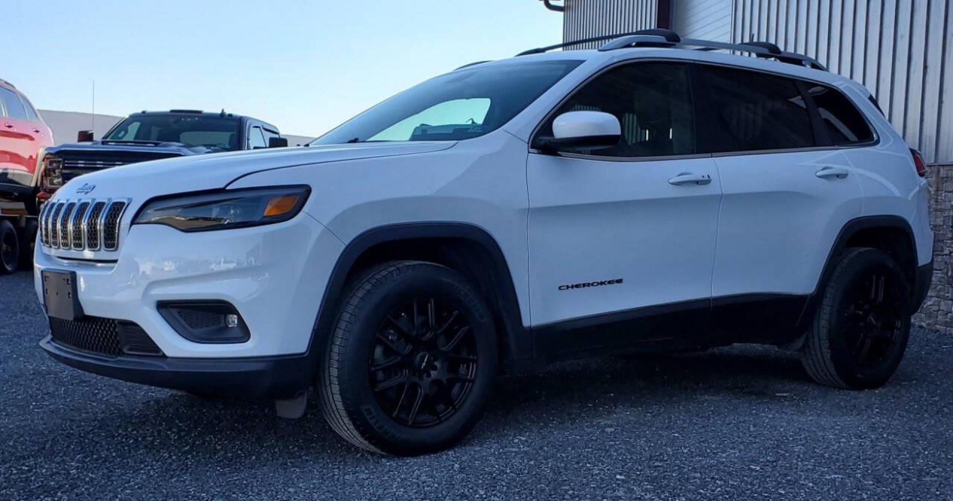 2019 White Jeep Cherokee (1C4PJMLB7KD) with an 2.4L I4 2.4L I4 engine, located at 4845 Woodbury Pike, Roaring Springs, PA, (814) 317-5008, (814) 317-5008, 40.250935, -78.366959 - Photo#4