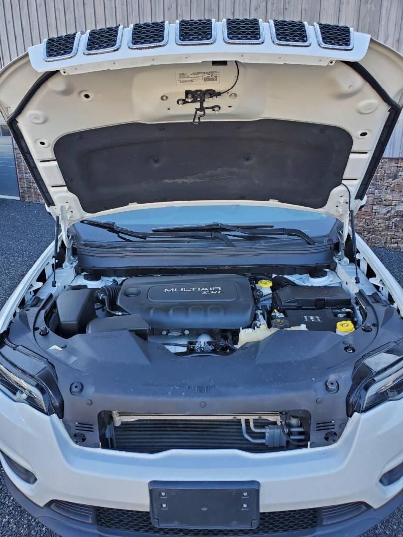 2019 White Jeep Cherokee (1C4PJMLB7KD) with an 2.4L I4 2.4L I4 engine, located at 4845 Woodbury Pike, Roaring Springs, PA, (814) 317-5008, (814) 317-5008, 40.250935, -78.366959 - Photo#5