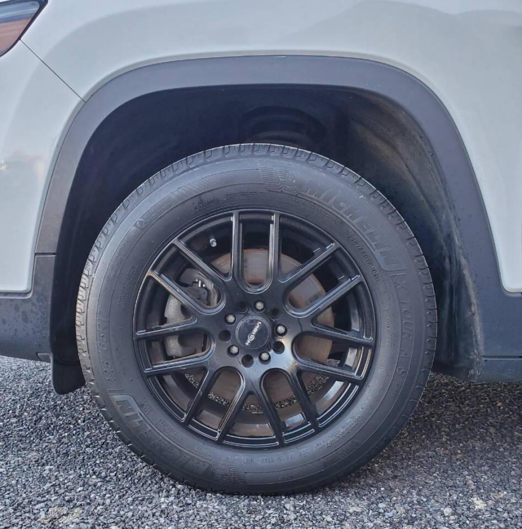 2019 White Jeep Cherokee (1C4PJMLB7KD) with an 2.4L I4 2.4L I4 engine, located at 4845 Woodbury Pike, Roaring Springs, PA, (814) 317-5008, (814) 317-5008, 40.250935, -78.366959 - Photo#6