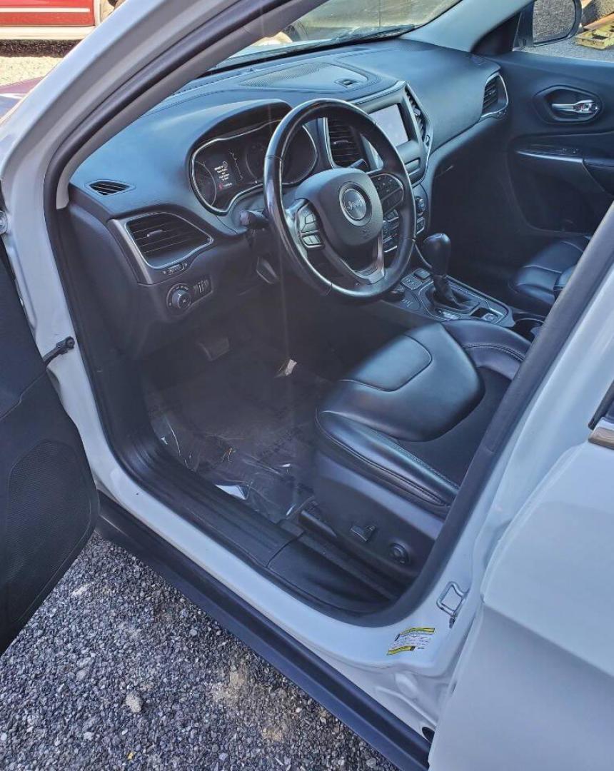 2019 White Jeep Cherokee (1C4PJMLB7KD) with an 2.4L I4 2.4L I4 engine, located at 4845 Woodbury Pike, Roaring Springs, PA, (814) 317-5008, (814) 317-5008, 40.250935, -78.366959 - Photo#8