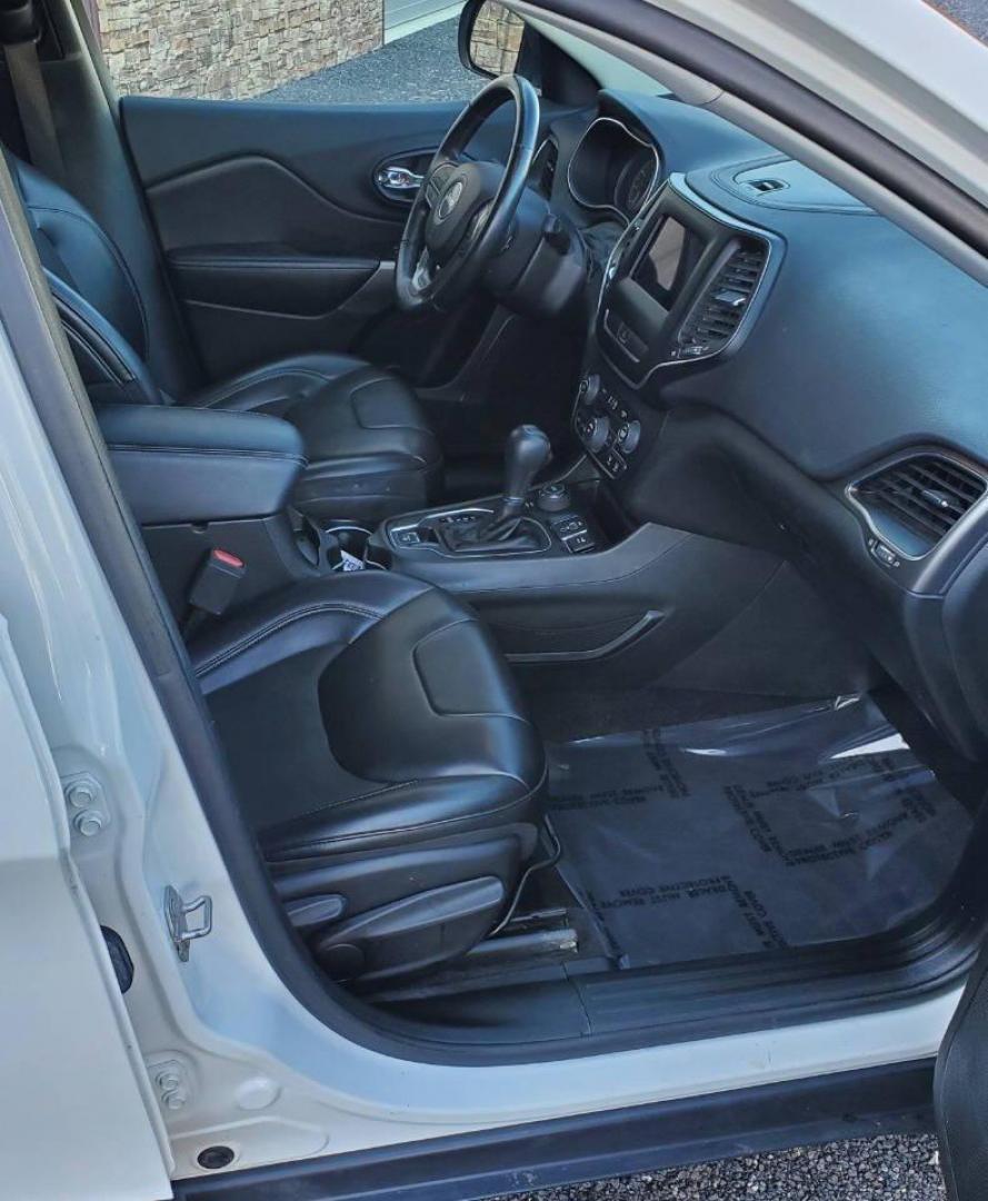 2019 White Jeep Cherokee (1C4PJMLB7KD) with an 2.4L I4 2.4L I4 engine, located at 4845 Woodbury Pike, Roaring Springs, PA, (814) 317-5008, (814) 317-5008, 40.250935, -78.366959 - Photo#12