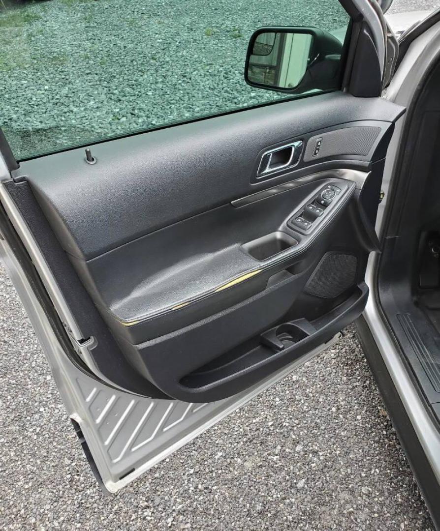 2018 Silver Ford Explorer (1FM5K8AR3JG) with an 3.7L V6 3.7L V6 engine, located at 4845 Woodbury Pike, Roaring Springs, PA, (814) 317-5008, (814) 317-5008, 40.250935, -78.366959 - 2018 Ford Explorer Police Interceptor Utility 3.7L V6 AWD Automatic 171K miles Ice-Cold A/C, Back-up Camera, CD Player, Cruise, Power Windows and Locks This vehicle was a K9 unit with the Virgina State Police. It has a dog-cage, but that can be removed at the customer's request. New Inspection. Vehi - Photo#9