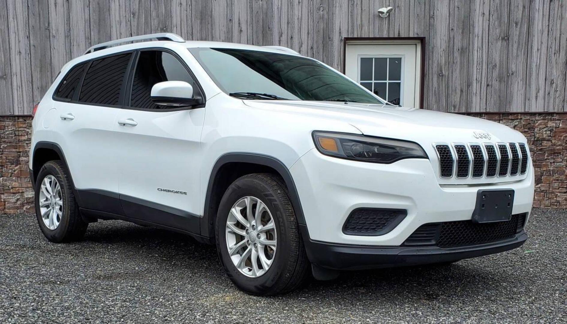 2020 White Jeep Cherokee (1C4PJLCBXLD) with an 2.4L I4 2.4L I4 engine, located at 4845 Woodbury Pike, Roaring Springs, PA, (814) 317-5008, (814) 317-5008, 40.250935, -78.366959 - 2020 Jeep Cherokee Latitude 2.4L I4 FWD Automatic 132K miles Like new tires, A/C, Power Windows and Locks, Trailer Stability Control, Braking Assist, Blind Spot Monitoring, Apple CarPlay, Back-up Camera. Clean, rust-free Southern Vehicle! New Inspection. Vehicle will come with 3 mo./3,000-mile warra - Photo#0
