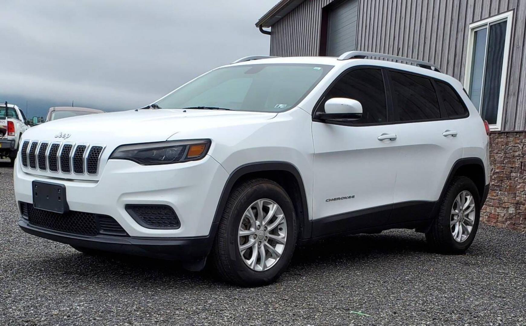 2020 White Jeep Cherokee (1C4PJLCBXLD) with an 2.4L I4 2.4L I4 engine, located at 4845 Woodbury Pike, Roaring Springs, PA, (814) 317-5008, (814) 317-5008, 40.250935, -78.366959 - 2020 Jeep Cherokee Latitude 2.4L I4 FWD Automatic 132K miles Like new tires, A/C, Power Windows and Locks, Trailer Stability Control, Braking Assist, Blind Spot Monitoring, Apple CarPlay, Back-up Camera. Clean, rust-free Southern Vehicle! New Inspection. Vehicle will come with 3 mo./3,000-mile warra - Photo#2