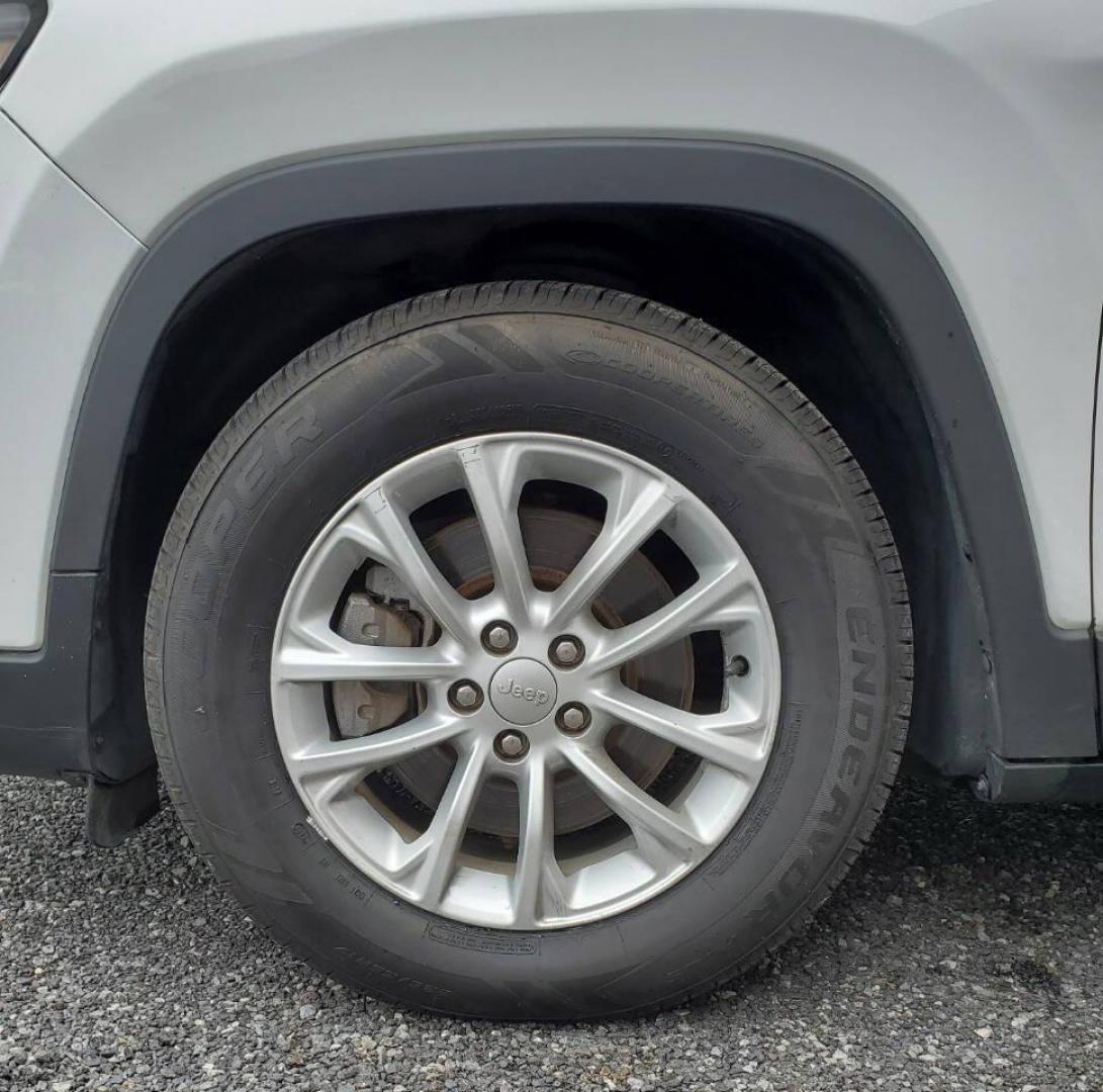 2020 White Jeep Cherokee (1C4PJLCBXLD) with an 2.4L I4 2.4L I4 engine, located at 4845 Woodbury Pike, Roaring Springs, PA, (814) 317-5008, (814) 317-5008, 40.250935, -78.366959 - 2020 Jeep Cherokee Latitude 2.4L I4 FWD Automatic 132K miles Like new tires, A/C, Power Windows and Locks, Trailer Stability Control, Braking Assist, Blind Spot Monitoring, Apple CarPlay, Back-up Camera. Clean, rust-free Southern Vehicle! New Inspection. Vehicle will come with 3 mo./3,000-mile warra - Photo#4