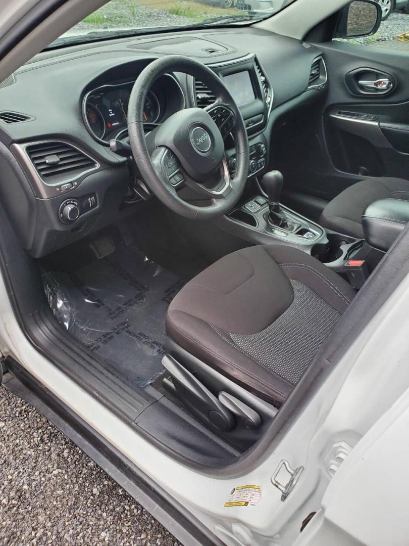 2020 White Jeep Cherokee (1C4PJLCBXLD) with an 2.4L I4 2.4L I4 engine, located at 4845 Woodbury Pike, Roaring Springs, PA, (814) 317-5008, (814) 317-5008, 40.250935, -78.366959 - 2020 Jeep Cherokee Latitude 2.4L I4 FWD Automatic 132K miles Like new tires, A/C, Power Windows and Locks, Trailer Stability Control, Braking Assist, Blind Spot Monitoring, Apple CarPlay, Back-up Camera. Clean, rust-free Southern Vehicle! New Inspection. Vehicle will come with 3 mo./3,000-mile warra - Photo#8
