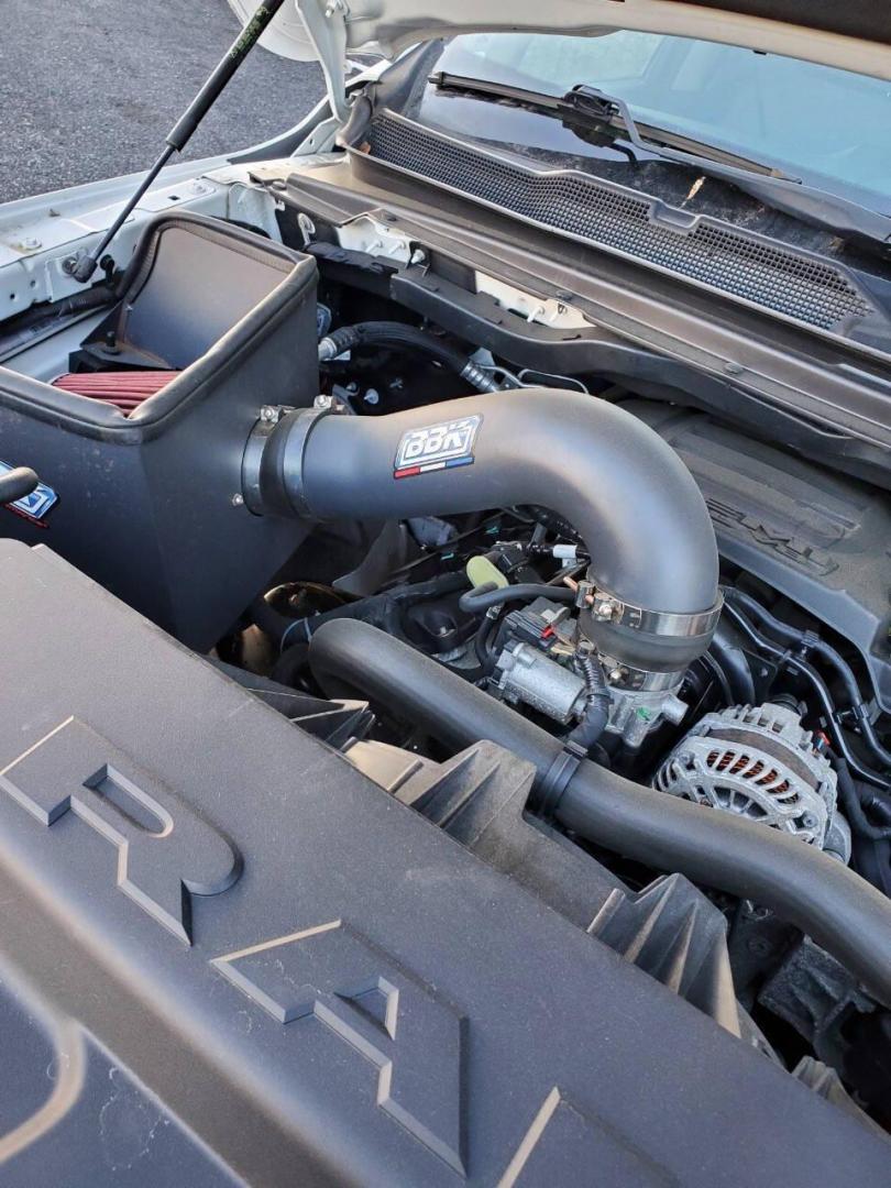 2019 White RAM 1500 (1C6SRFFT1KN) with an HEMI 5.7L V8 395hp 410ft. lbs. 5.7L V8 engine, located at 4845 Woodbury Pike, Roaring Springs, PA, (814) 317-5008, (814) 317-5008, 40.250935, -78.366959 - Photo#5