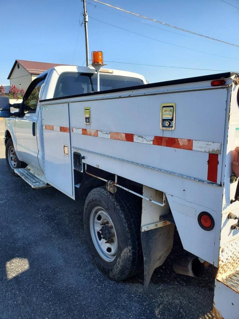 2011 Oxford White Ford F-350 Super Duty (1FDBF3A67BE) with an 6.2L Flex Fuel V8 385hp 405ft. lbs. 6.2L V8 engine, located at 4845 Woodbury Pike, Roaring Springs, PA, (814) 317-5008, (814) 317-5008, 40.250935, -78.366959 - 2011 Ford F-350 Super Duty 6.2L V8 4x2 310k miles Utility Bed, Like New Tires This is a one owner, well maintained CSX Railroad from South Carolina. If you have any questions or to schedule a test drive, please call 814-317-5008- Photo#4